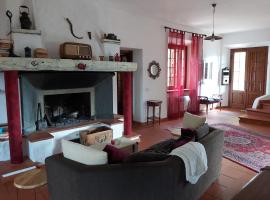 Il Fienile in Toscana A warm interior just a few minutes from the beach、Stiavaのホテル