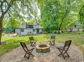 Welcoming Williams Bay Cottage with Deck and Fire Pit!, hotel na may parking sa Lake Geneva