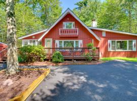 Quiet Tobyhanna Home with Hot Tub and Deck!, hotel with jacuzzis in Tobyhanna
