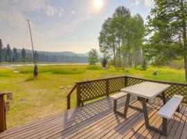 Seeley Lake Cabin with Private Dock!, hotel en Seeley Lake