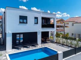 House with pool Villa Angelo Vrsi: Vrsi şehrinde bir otel