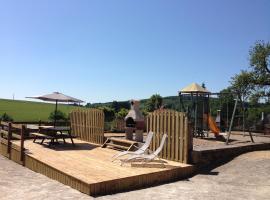 Le Fenil Holiday Home, hotel a Tenneville