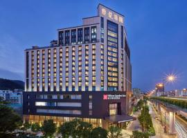 Hilton Garden Inn Guangzhou Tianhe- Free Canton Fair Shuttle Bus, отель в Гуанчжоу, рядом находится Горный парк «Байюньшань»