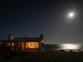 Palacio de la luna, casa única frente al mar, bolig ved stranden i Cabo Polonio