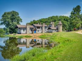 Missouri Castle with Private Lake, Pool and 100 Acres!, παραθεριστική κατοικία σε Avon