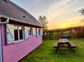 Le Chalet Rosé - Un cocon familial, viešbutis su vietomis automobiliams mieste Saint-Benoît-dʼHérbertot