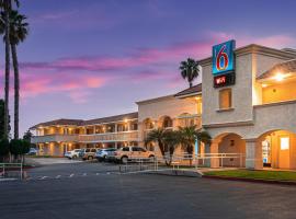 Motel 6-Carlsbad, CA Beach: Carlsbad şehrinde bir otel