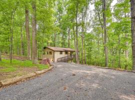 Charming Hedgesville Retreat with Deck and Fireplace!，Hedgesville的有停車位的飯店