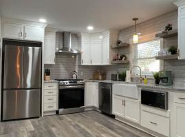 Freshly-remodeled, dog-friendly Westwood charmer!, holiday home in Westwood