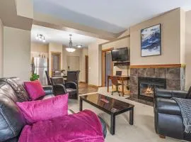 Spacious King Bed with Pool & Hot Tubs