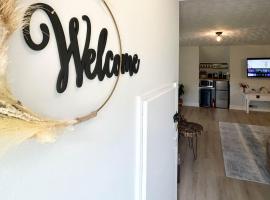 Dreamy Boho Remodeled Cottage with Mountain Views, hotel en Sparta