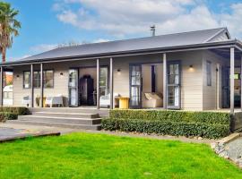 Matakana Village Central - Modern Holiday Home, semesterhus i Matakana