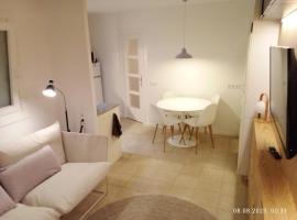Luxury apartment 50m from the beach!, hotel i Blanes