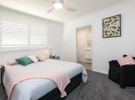 Villa 1 33 Wharf Street, holiday home in Tuncurry