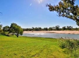 Eagle's Grotto - Quiet 5 Acre Riverside Retreat on Llano River, hotel v destinaci Llano