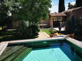 Villa provençale, piscine et jacuzzi privés., hotel Le Lucben