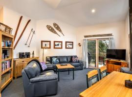 Lhotsky 2 Bedroom with fireplace and sweeping mountain view, room in Thredbo