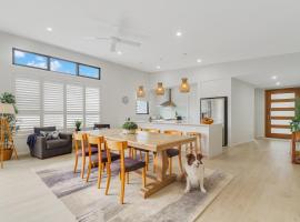 Dog-Friendly Beach House @ Black Rocks by uHoliday, hotel in Pottsville