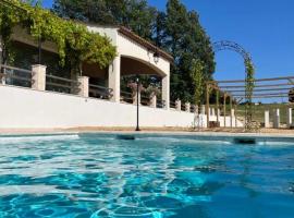 Charmante maison avec piscine, hotel barato en Artignosc-sur-Verdon