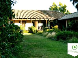 Casona Re-encuentro, bed & breakfast i Yerbas Buenas