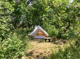 Camp Golstav - Romantic view over the hills.، فندق في Flobecq