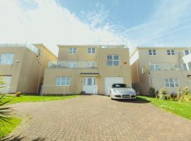 Luxury Trearddur Bay beach house with sea views, hótel í Trearddur