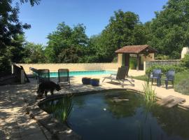 Comfortable 3-bed/3-bath holiday home with heated pool and large garden, hotel in Loubès-Bernac