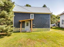 Pet-Friendly Michigan Getaway with Porch and Kayaks!, villa in Ontonagon