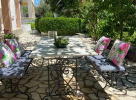 Green Yard Family Holiday Home Sidari Corfu, hotel with parking in Antipernoí