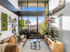Sol Docklands - Unique 3 Bedroom Loft, Infinity Pool, Gym, Free Parking and Free Trams, hotel in Melbourne