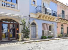 Lovely Apartment In Marina Di Ragusa With Kitchen, hotel sa Marina di Ragusa