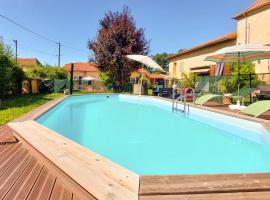Gte Aux Hirondelles, hotel with parking in Pouilly-sous-Charlieu