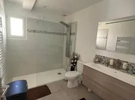 Suite 16m2 indépendante dans villa、マノスクのホームステイ