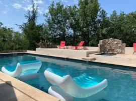 Gîte avec piscine privée au coeur d'une forêt de chênes proche de Vallon Pont d'Arc