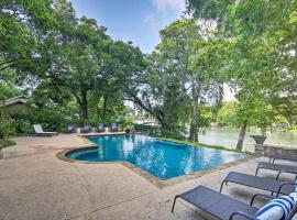 Guadalupe River Paradise with Hot Tub, Dock and Kayaks, hotel in Seguin