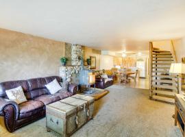 Main Street Townhome - 12 Miles to Bear Lake!、Parisのホテル