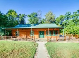 Coffeeville Cabin w/ Deck ~ 7 Mi to Grenada Lk