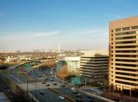 Embassy Suites by Hilton Crystal City National Airport، فندق بالقرب من البنتاغون، أرلينغتون