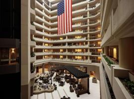 Embassy Suites by Hilton Crystal City National Airport: Arlington, Pentagon City Metro İstasyonu yakınında bir otel