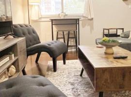 Studio Townhouse in Uptown King Bed-Wi-Fi-Full Kitchen- Washer & Dryer, khách sạn ở Charlotte