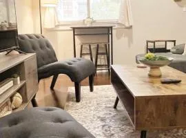 Townhouse in Uptown King Bed-Wi-Fi-Pool- Full Kitchen- Washer & Dryer