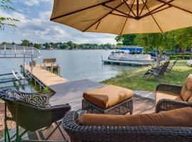 Okauchee Lake Vacation Rental with Boat Dock!，奧康諾摩沃的飯店