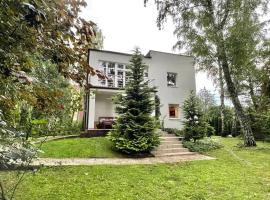 Beautiful villa with garden in Milanówek, loma-asunto kohteessa Milanówek