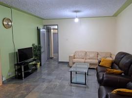 Mfalme House, Ngoingwa Estate, 100 Metres from Thika-Mangu Rd, Close to Thika City Centre - Free Parking, Fast Wi-Fi, Smart TV, 2 Bedrooms Perfect for a Family of 2-4 Members, хотел, който приема домашни любимци, в Thika