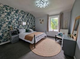 4 bed charming, Family-friendly cottage 1694, hotel in Rossendale