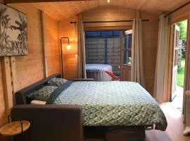 Tiny House Close to Brussels South Charleroi Airport、Courcellesのタイニーハウス