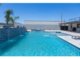 Desert getaway retreat pool spa billiards bbq, hotel in San Tan Valley