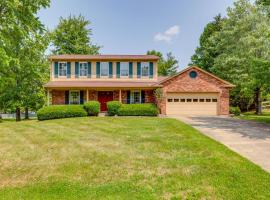 Family-Friendly West Chester Twp Home with Pool!, sumarbústaður í West Chester