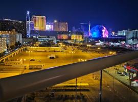 MGM Signature Strip view balcony full kitchen - 1 Br suite 2 full bath - F1 track view, serviced apartment in Las Vegas