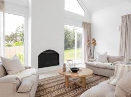 Strand House - A Nordic inspired luxurious home, vila u gradu 'Falmouth'